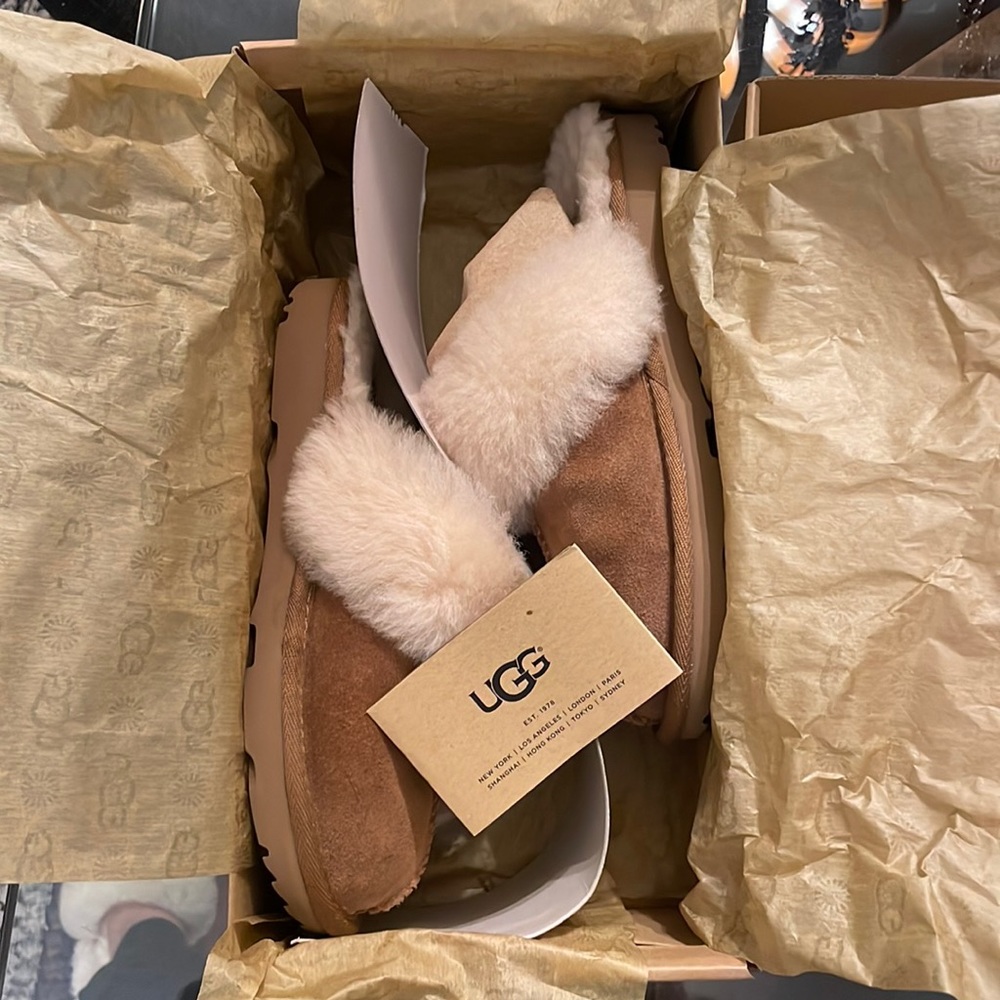 Kids Uggs Cozy II slippers sz 1